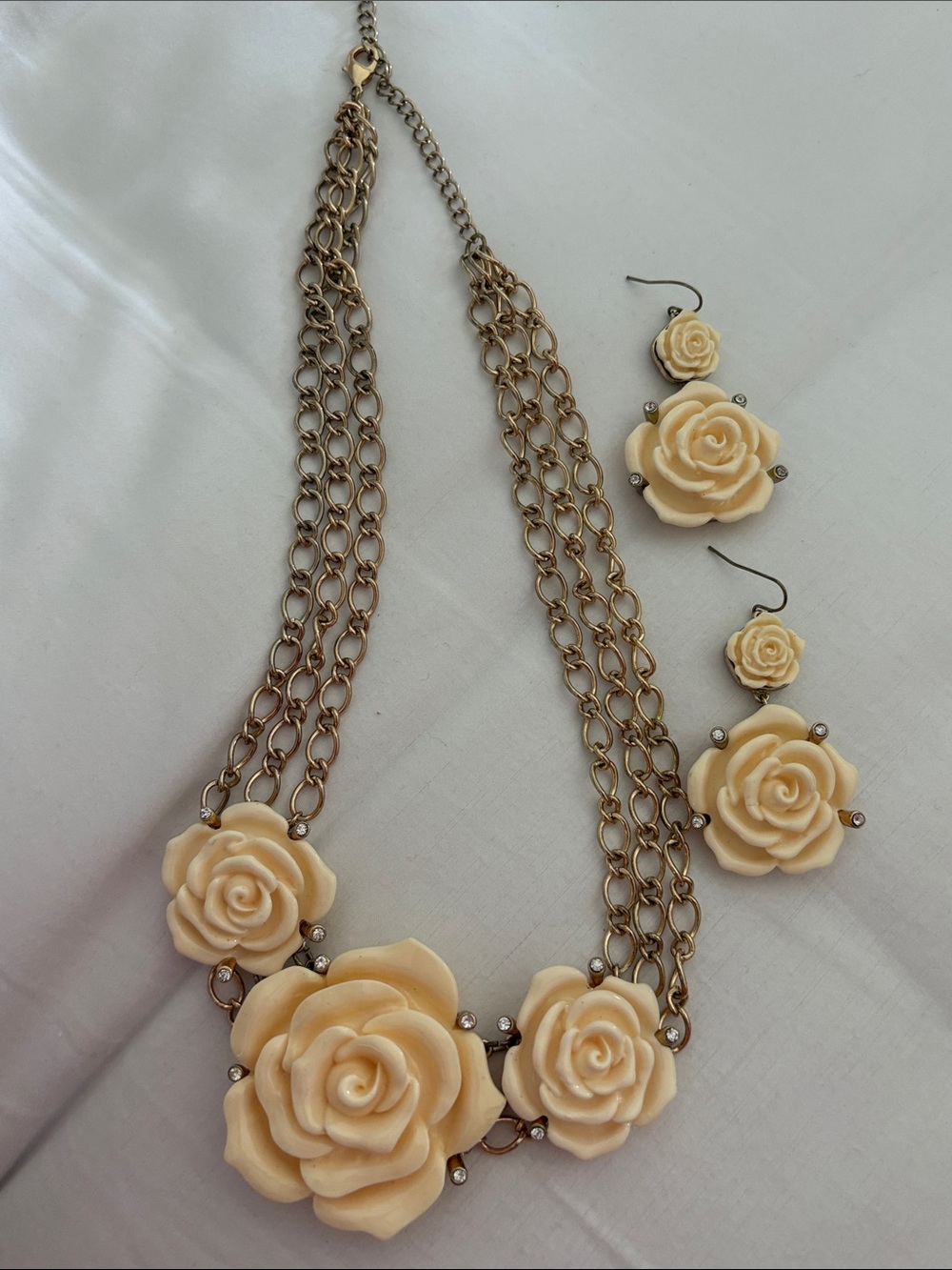 Vintage necklace and pierced (wire) earring set with roses